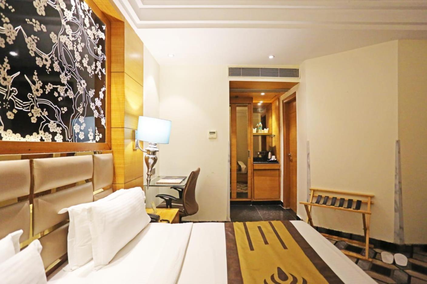 Airport Hotel Claytone New Delhi Exterior photo