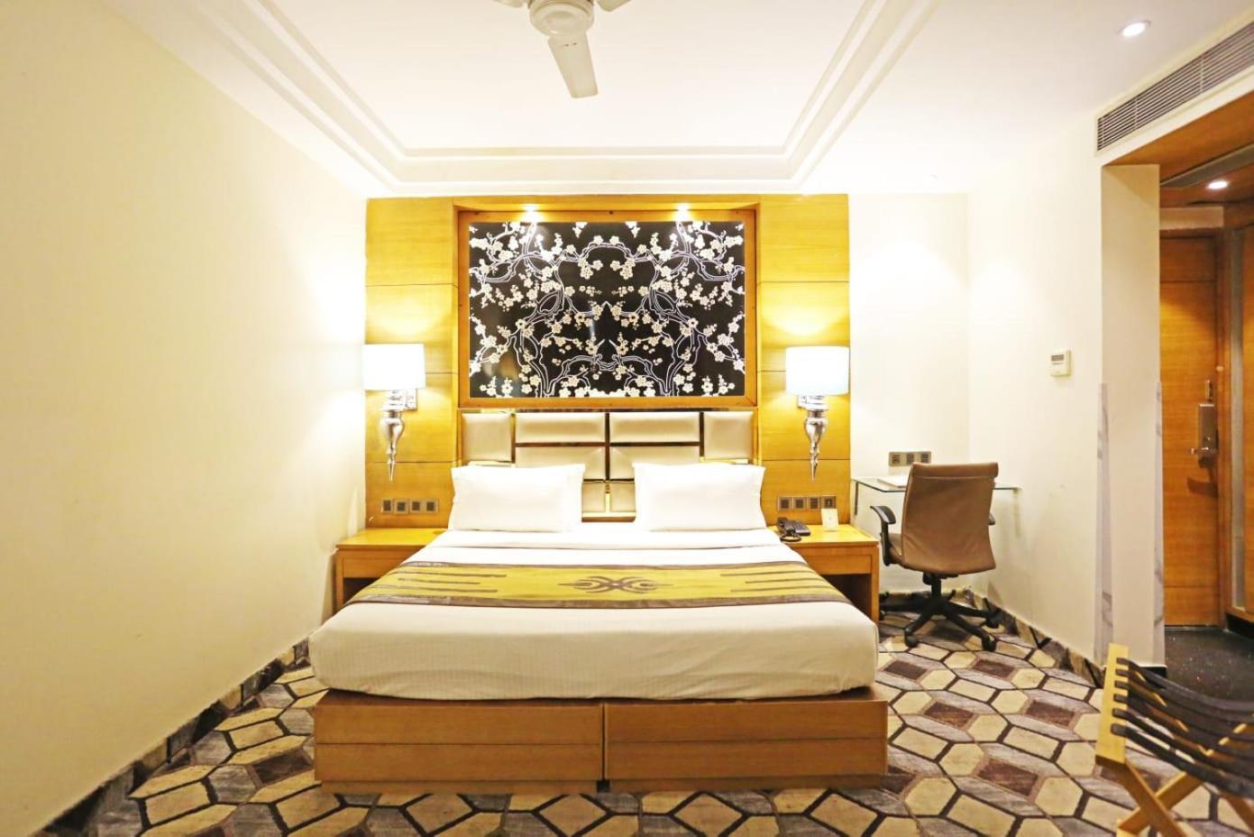 Airport Hotel Claytone New Delhi Exterior photo